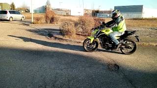 Sinsérer et sortir dun rond point à Moto le 29122016 [upl. by Gahan651]