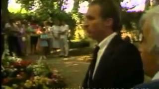 Elizabeth Taylor visits Richard Burtons gravesite 1984 [upl. by Kathe657]