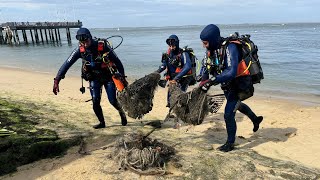 Les gendarmes nettoient les fonds du Bassin dArcachon [upl. by Medina643]