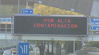 Barcelona multa con 100 euros a vehículos contaminantes [upl. by Cchaddie]