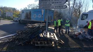 Les Gilets Jaunes bloquent toujours le Rond Point de La Cavaille à Bergerac ce lundi 19 novembre [upl. by Notsek764]