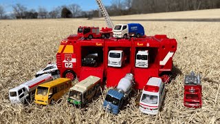 【トミカ】公園にあるトミカを見つけよう！⭐️A red fire engine finds Tomica in the park [upl. by Yhotmit502]