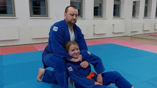 Judo  okurierijime  duszenie przy pomocy dwóch kołnierzy Judopedia [upl. by Dorcia]