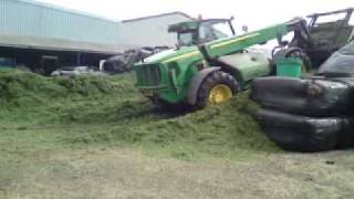 JOHN DEERE 3420 LOADER CLAMPING GRASS SILAGE [upl. by Pepe]