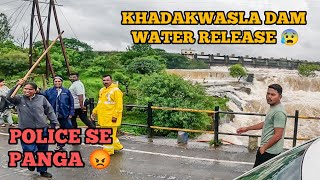 Khadakwasla Dam today Pune flood red alert heavy water release police se panga laathi holkar bridge [upl. by Eiveneg366]