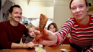 Familjen testar snacks och godis från Malaysia [upl. by Navada]