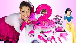 MALOUCOS FINGE BRINCAR COM BRINQUEDOS DE MAQUIAGEM  pretend play makeup toys [upl. by Had340]