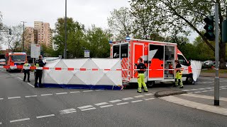 Tödlicher Unfall in Köln  Gaffer fotografieren über Sichtschutz das Unfallopfer  08052021 [upl. by Haldis]