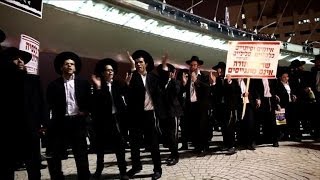 Israël les juifs ultraorthodoxes contre le service militaire [upl. by Imnubulo]