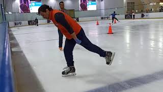 Aprendiendo a patinar sobre hielo Lección 1 Primeros pasos básicos [upl. by Marji183]