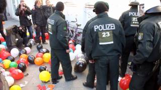 Luftballons amp Proteste Räumung der Scharni 29 im F´hain [upl. by Akinorev]