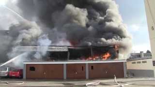 Brand einer Lagerhalle  Meterhohe Flammen zerstören Lagerhalle  WaiblingenHegnach 26112013 [upl. by Inalaehak]