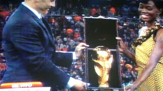 Fabio Cannavaro entrega la copa en la Final de Sudafrica 2010 [upl. by Suoivatnod]