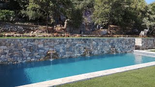 Piscine avec paroi en pierres naturelles et petits jets deau [upl. by Mimi]