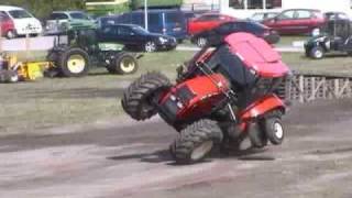 Stunt met trekker op 2 wielen rijden bij De Zetor Opstap Dag bij Koop van der Wal in Bant [upl. by Clevey646]