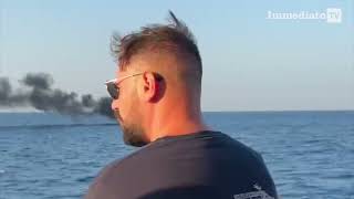 IN FIAMME BARCA SUL GARGANO TURISTI TRATTI IN SALVO [upl. by Earb]