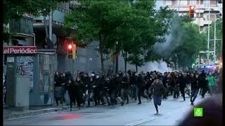 El desalojo de un centro okupado causa graves disturbios en Barcelona [upl. by Nagap360]