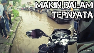 Akibat Mencoba Menerobos Banjir [upl. by Ilanos]