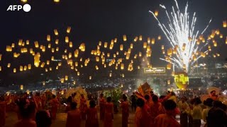 Birmania in migliaia al festival delle mongolfiere [upl. by Amitaf]