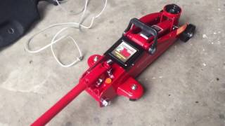 How to Properly Use a Hydraulic Car Jack [upl. by Bolen]