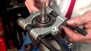 Estrazione cuscinetti  apertura blocco motore pt3  vespe tutorial [upl. by Whitelaw]