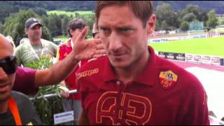 Francesco Totti con i tifosi a Brunico  21 luglio 2011 [upl. by Vins]