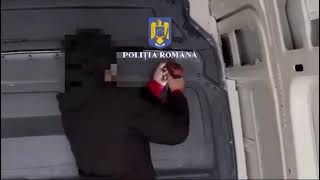 200000 de ţigarete descoperite de poliţiştii doljeni întro autoutilitară [upl. by Doralia]