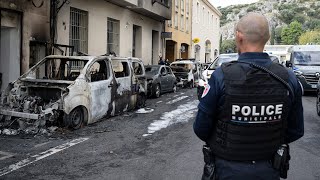 Cavaillon  quatre voitures de police incendiées devant le commissariat [upl. by Lubbi]