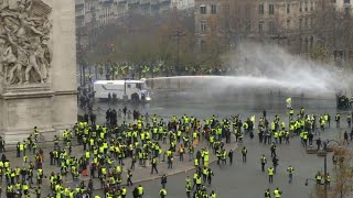 ChampsÉlysées affrontements entre policiers et quotgilets jaunesquot [upl. by Artimas]