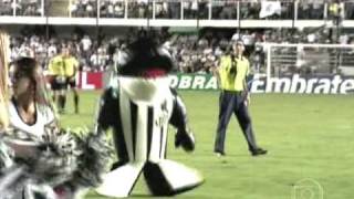 Mascote do Santos é expulso e depois dá pedalada no fiscal da FPF [upl. by Trometer133]