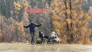 冬季騎行去西藏遇下大雪，幸虧撿到小木屋住一晚，生火取暖做飯吃 [upl. by Dimitri]