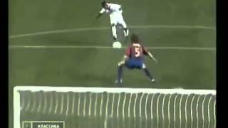 Carles Puyol para un gol con el escudo del Barcelona [upl. by Olly]