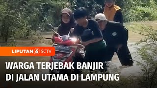 Banjir Rendam Jalan Utama di Lampung Pengendara Motor Terjebak Banjir  Liputan 6 [upl. by Mitch]