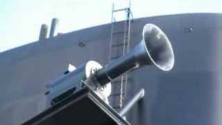 Cunards Queen Mary 2 QM2 Sounding Horns in Southampton [upl. by Aisorbma354]