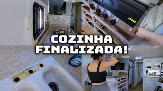 ACHO QUE VOU TROCAR A COR DA COZINHA  INSTALAMOS O BACKSPLASH E A TORNEIRA NOVA QUE NOJO 🤮🤢 [upl. by Anaeel]