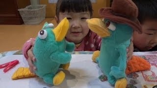 せんももカモノハシペリーのぬいぐるみで遊ぶ Platypus Perry Plush Toys [upl. by Peale]