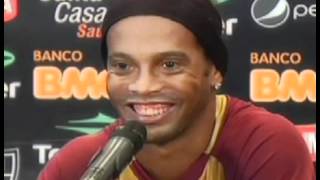 Ronaldinho brinca e diz que repÃ³rter que convidÃ¡lo para sair [upl. by Mairym447]