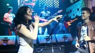 HIKAYAT CINTA  Dewi Perssik Ft Iztambul Band live [upl. by Gregor]