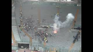 Roma  Livorno 20062007 ultras Livorno in trasferta  entrata settore più disordini con polizia [upl. by Nnylylloh]