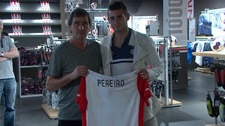 Gaston Pereiro tekent in het Philips Stadion [upl. by Mohorva]