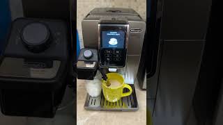 Первый запуск кофемашины Delonghi Dinamica Plus Готовим флэт уайт на стандартных настройках [upl. by Elliot]