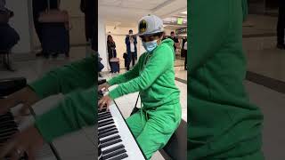 Flor Amargo tocando piano en el aeropuerto [upl. by Sidnee]