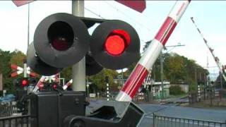 TRAIN PASSES BY VERY QUICKLY AT RAILROAD CROSSING  Spoorwegovergang in Bilthoven [upl. by Irrehs]