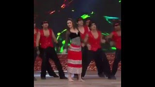 Chammak Challo  Kareena Kapoor Khan Dance Performance [upl. by Kela]