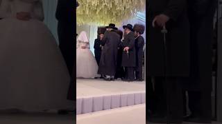 Satmar Rebbe R’ Aaron Being Mesader Kiddushin At The Chuppah Of Yossi Itzkowitz’s Daughter [upl. by Rozanne247]