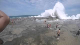 Impresionante Ola gigante arrastra a todos en una playa [upl. by Lesna327]