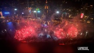 Capodanno a Hong Kong lo spettacolo dei fuochi artificiali sul Victoria Harbour [upl. by Holey]