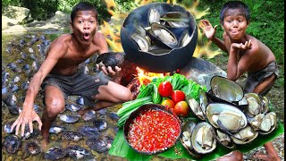 Cooking Shellfish And Eating In Jungle Delicious  Kmeng Prey [upl. by Huey]