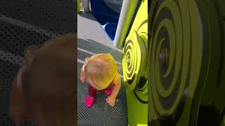 Маленькая Наоми исследует детскую площадку Короткое видео baby funnybaby beach funnyclips [upl. by Carlos864]