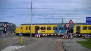 Spoorwegovergang Maassluis  Dutch railroad crossing [upl. by Ney469]